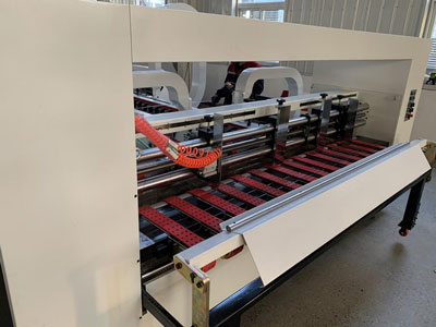 Máquina de Plegado, Encolado y Grapado, para Cajas de Cartón