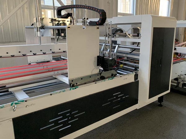 Máquina de Plegado, Encolado y Grapado, para Cajas de Cartón